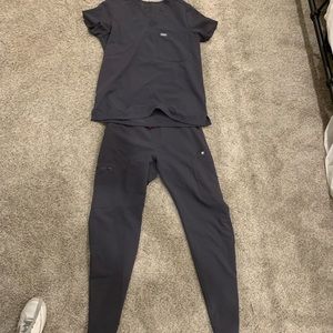 Charcoal gray figs scrubs size small in tops and pants pants are Yolo fit